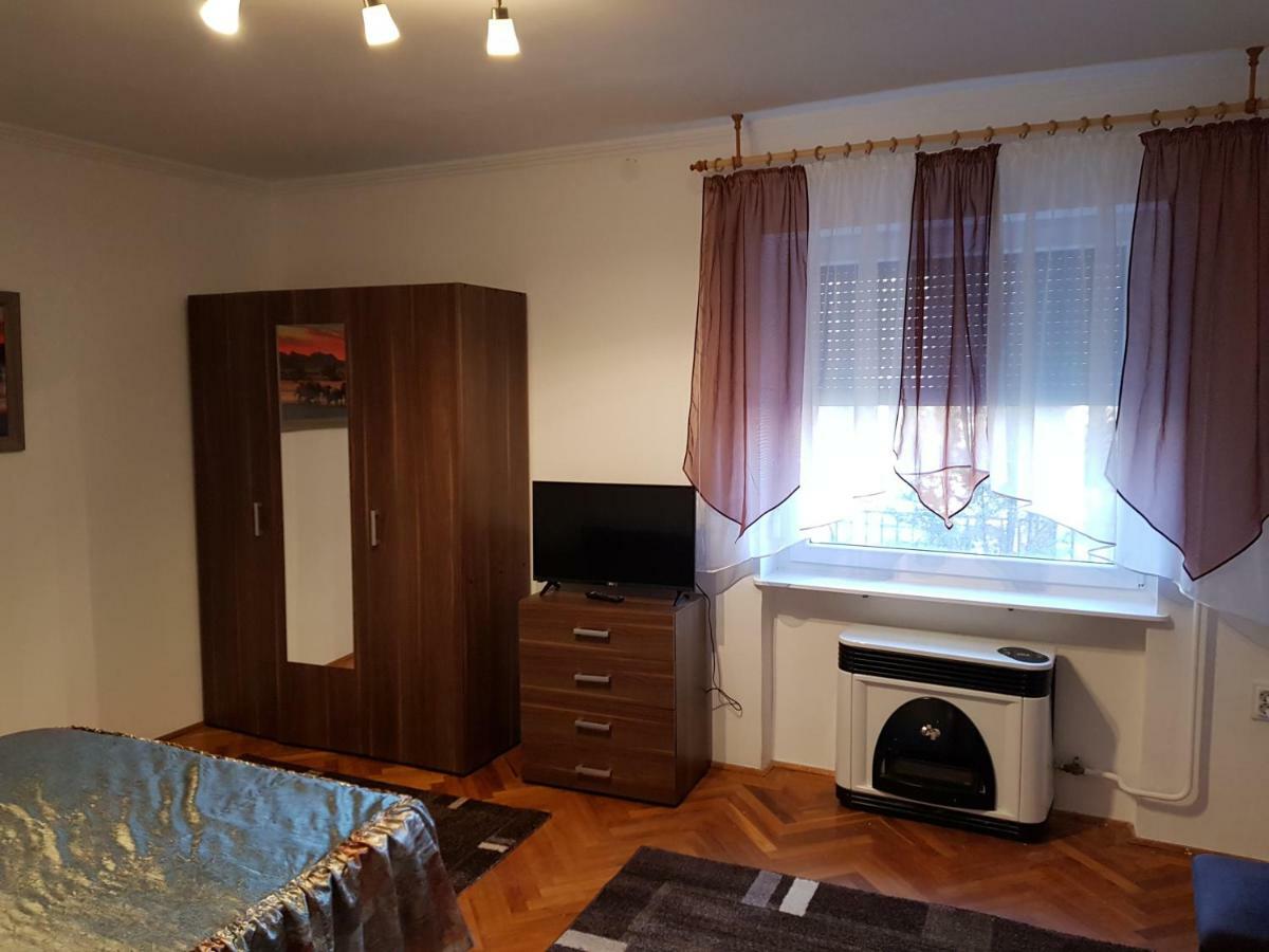 Lia Apartman Кишкунхалаш Екстериор снимка